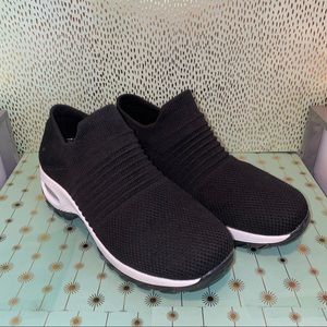 Black & White Air Sneakers Size 6, No Brand.